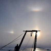 Brilliant halo and bi-suns over Oden's aft A-frame_Photo_Hans-Jørgen Hansen.jpg