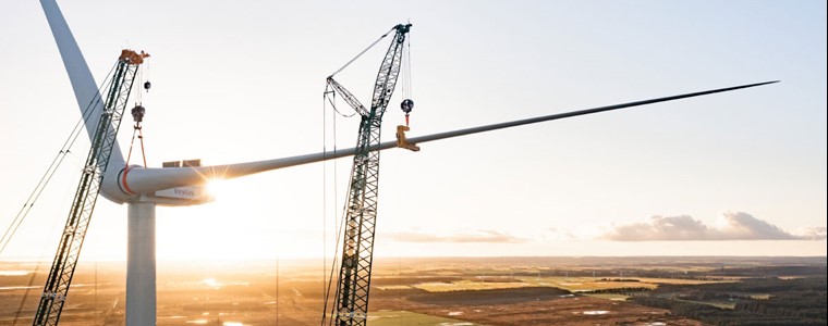 MacArtney-Offshore-Wind_Vestas-blade-installation.jpg