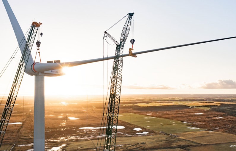 MacArtney-Offshore-Wind_Vestas-blade-installation.jpg
