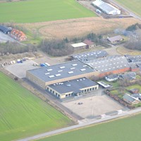 Klinkby-luftfoto-m.-MacArtney-skilt_web.jpg